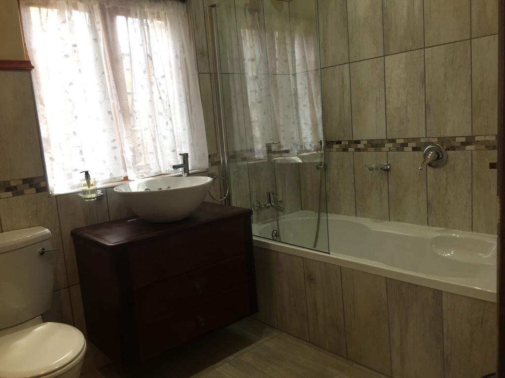Rozenhof Guest Cottages George Luaran gambar