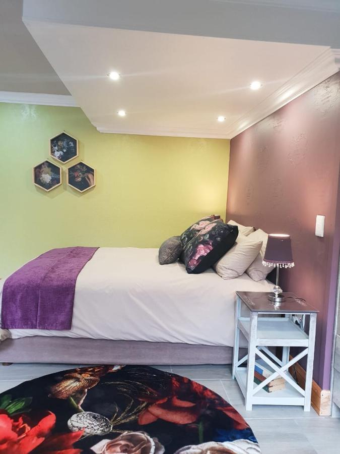 Rozenhof Guest Cottages George Luaran gambar